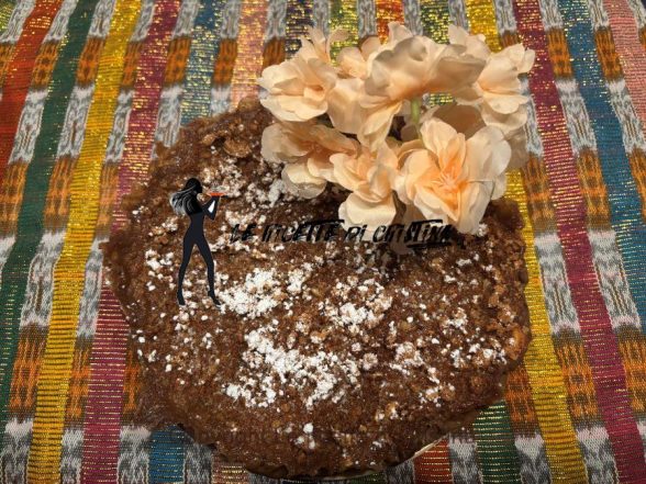 Ricetta della torta di cioccolato e nocciole con crema di ricotta e albicocche e sbriciolata di amaretti