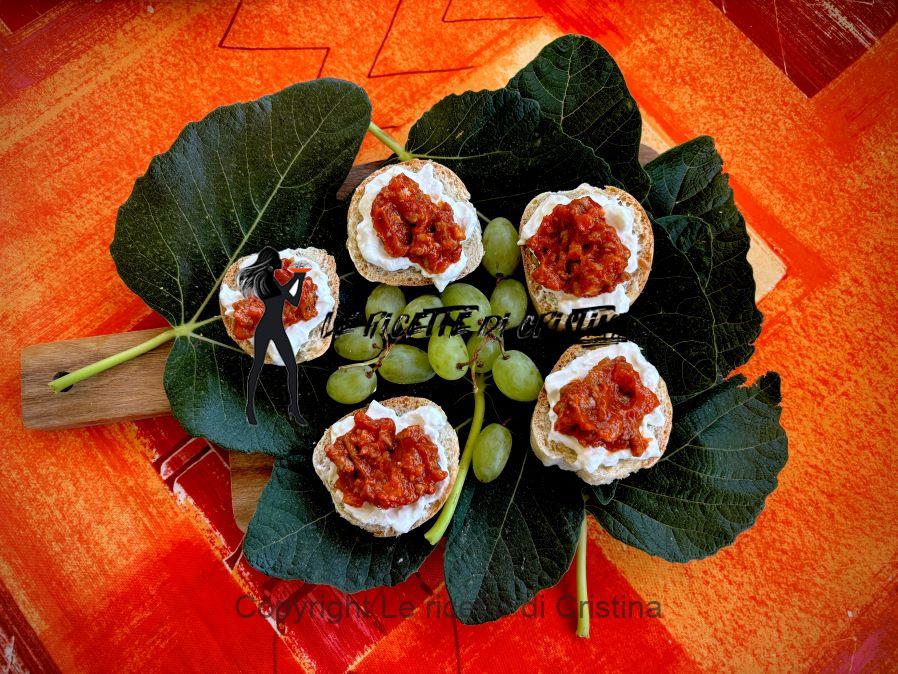 Crostini con stracciatella di burrata e ragù